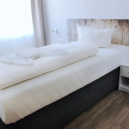 Regiohotel Leipzig West - #fruehstuecksbuffet #toppreisleistung #freeparking #wallbox 3*